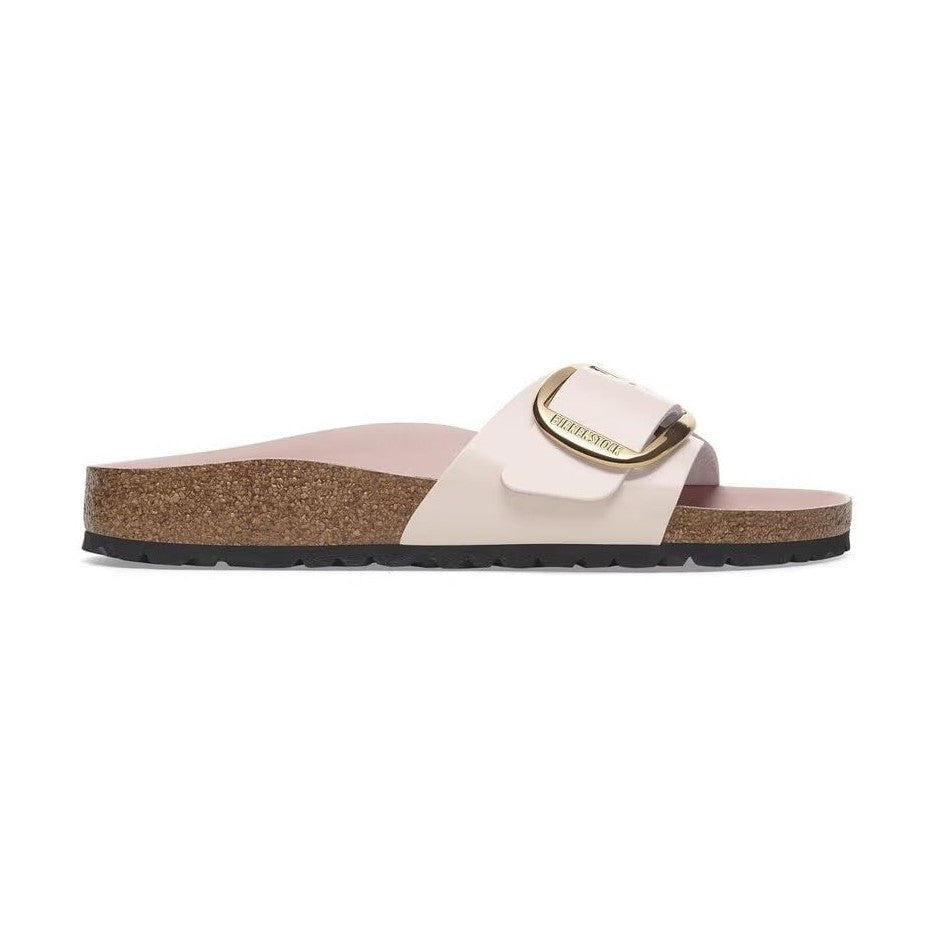 Dettaglio maxi fibbia regolabile con logo Birkenstock Madrid Big Buckle pelle verniciata