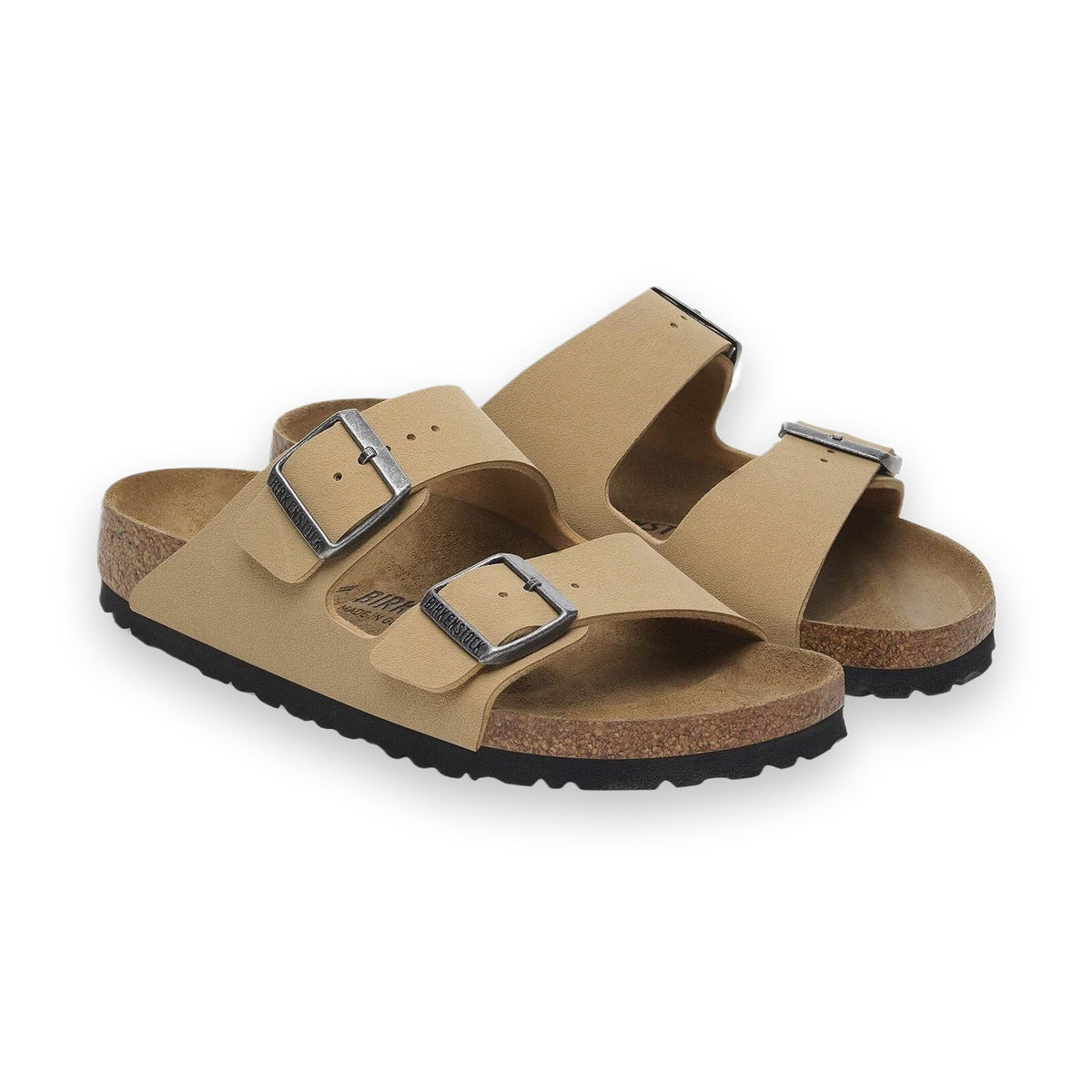 Inquadratura macro del logo Birkenstock inciso sulla tomaia in Birko-Flor dei sandali Arizona Donna.
