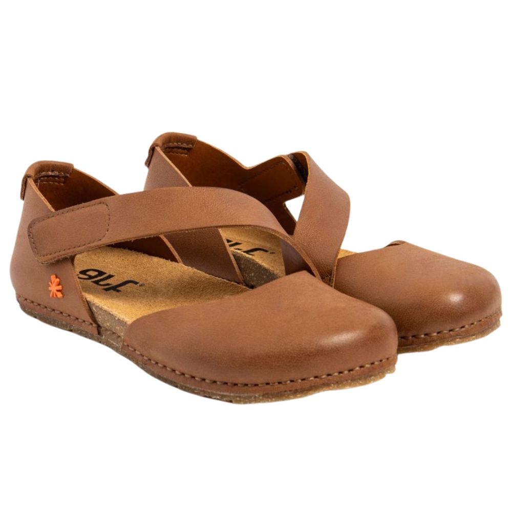 Dettaglio delle cuciture artigianali sulla pelle del sandalo Art Creta 0384.