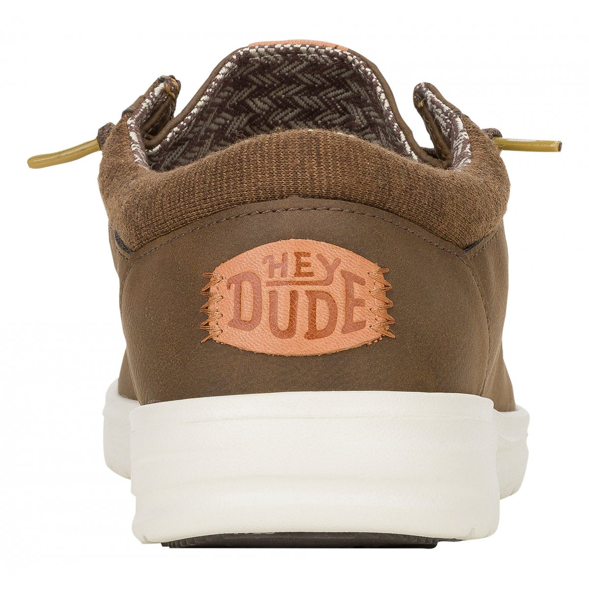 Particolare del logo HeyDude impresso sul materiale sintetico di alta qualità.