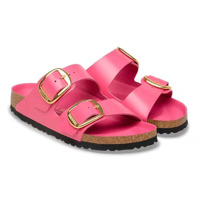 Zoom sulla finitura brillante a specchio della pelle verniciata dei sandali Birkenstock Arizona Big Buckle per un look sofisticato.