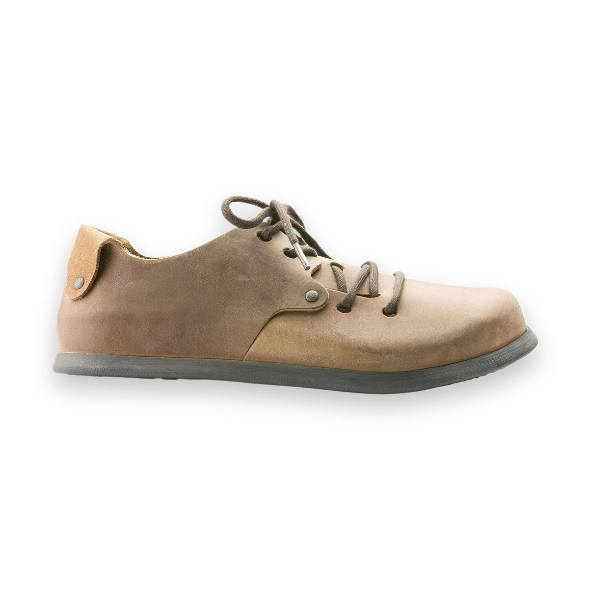 Rivetti decorativi e stringhe originali su tomaia senza cuciture Birkenstock Montana