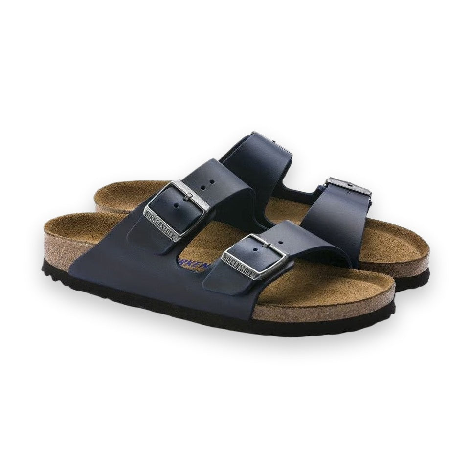 Birkenstock Arizona Soft Footbed unisex pelle oliata blu notte vista angolata due fasce