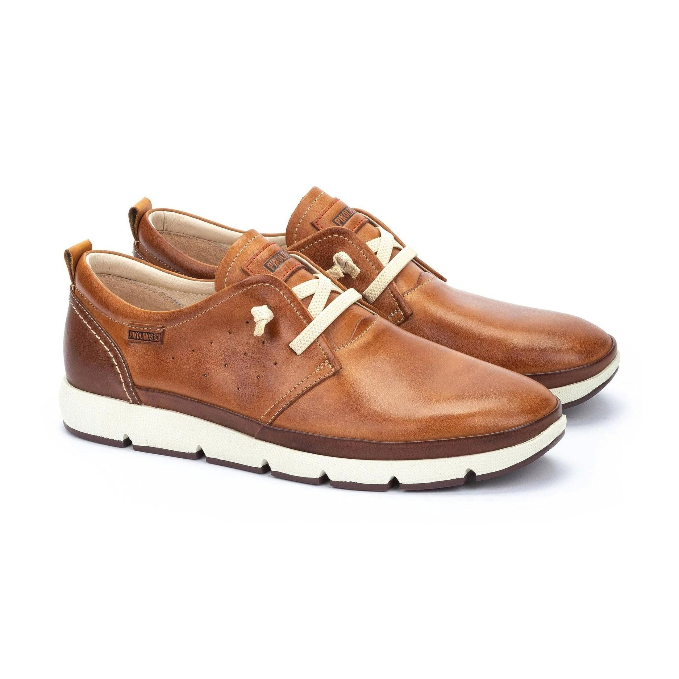 Dettaglio delle stringhe elastiche della sneaker Pikolinos Fuencarral.