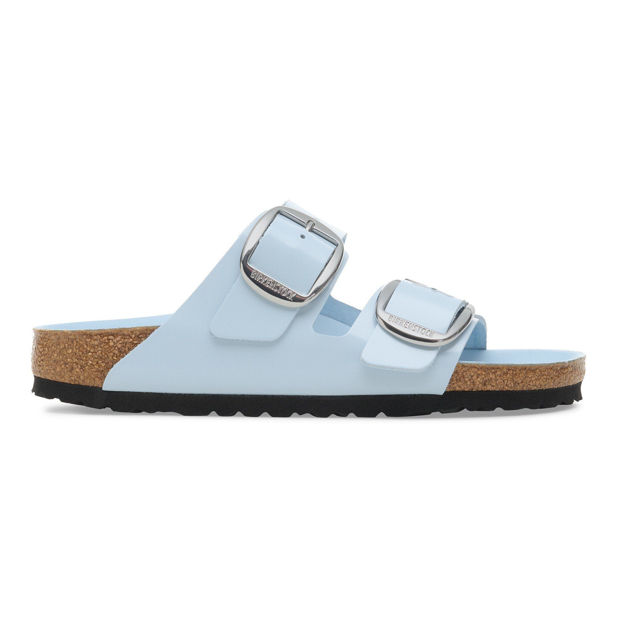 Dettaglio ravvicinato della pelle naturale verniciata con grandi fibbie Big Buckle dorate dei sandali Birkenstock Arizona.