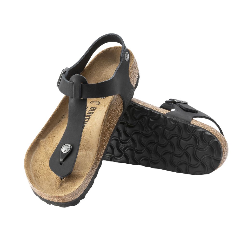 Dettaglio fibbia metallica regolabile sandalo Birkenstock Kairo in pelle oliata.