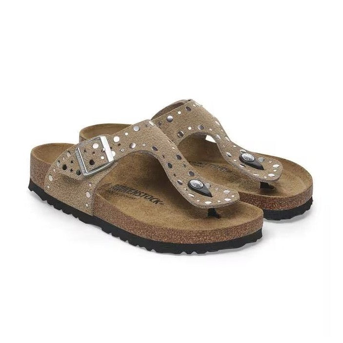 Rivetti metallici applicati con precisione su pelle scamosciata morbida Birkenstock Gizeh Rivet