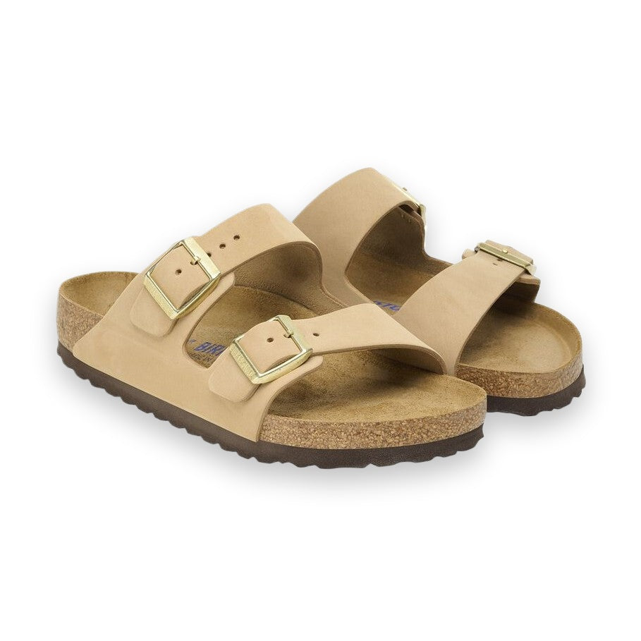 Pelle Nubuck morbida e traspirante con fibbie metalliche regolabili Birkenstock Arizona donna