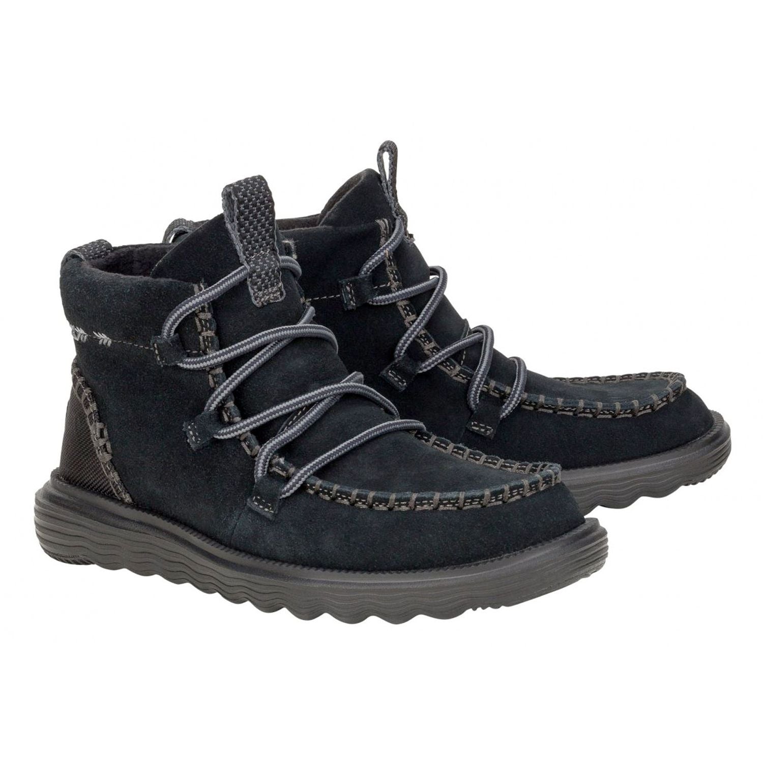 HeyDude Reyes Suede donna mostrata in una vista prospettica casual e calda.