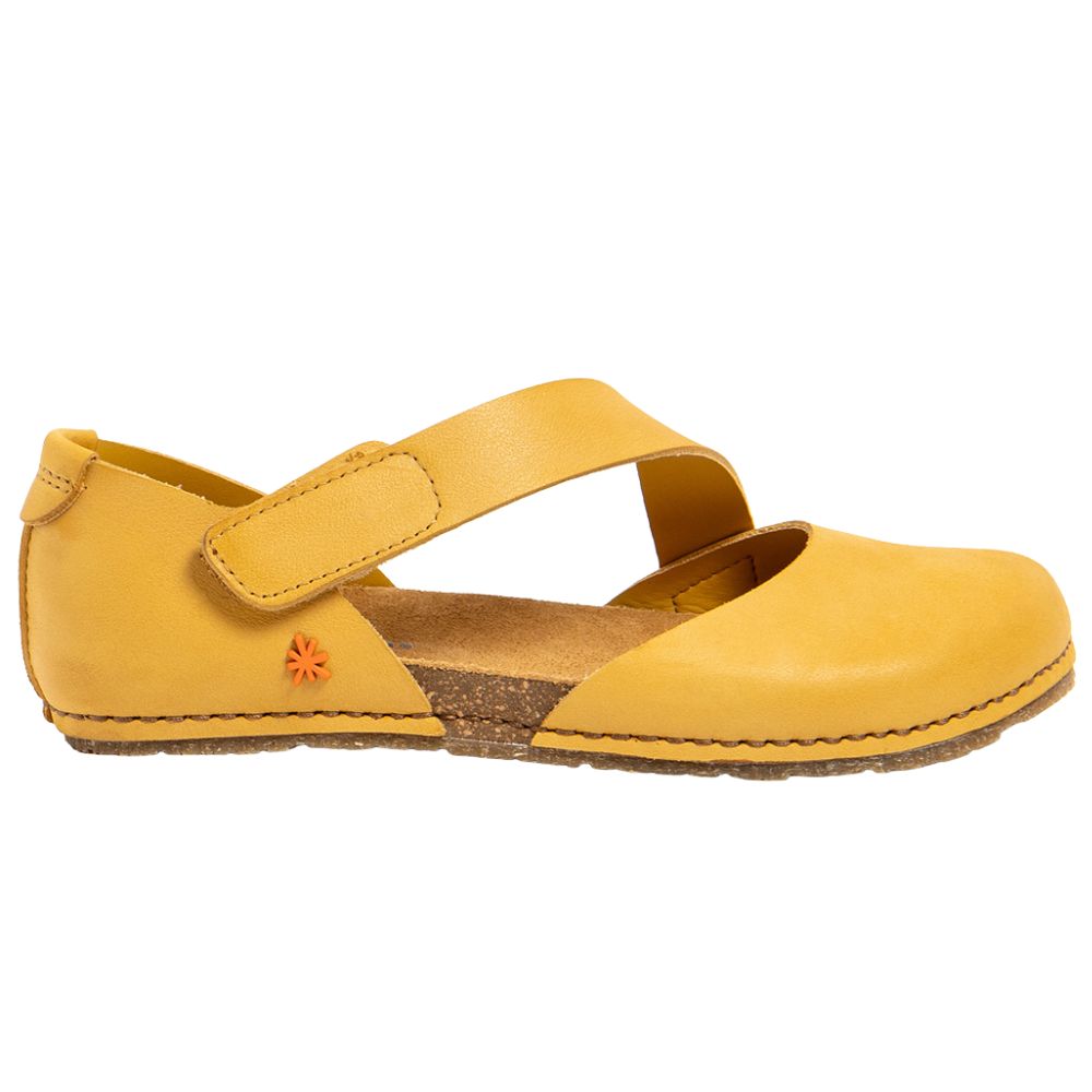 Sandalo Art Creta 0384 indossato per un look casual e sostenibile.