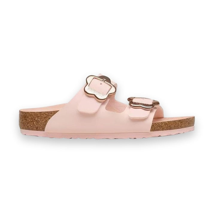 Sandalo Birkenstock Arizona Kids bambina in Birko-Flor rosa con fibbie a forma di fiore vista laterale