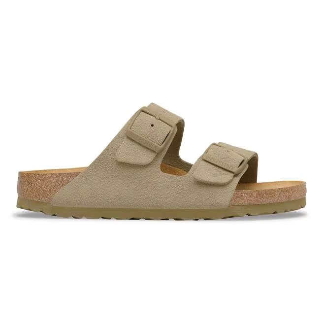Dettaglio texture vellutata pelle scamosciata sandalo Birkenstock Arizona