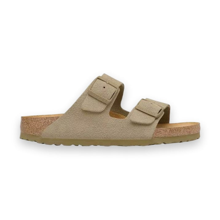 Dettaglio texture vellutata pelle scamosciata sandalo Birkenstock Arizona