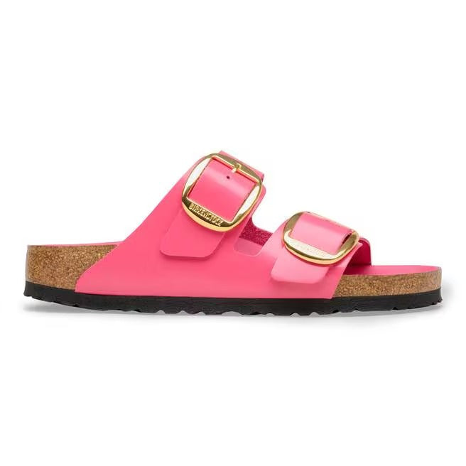 Inquadratura delle fibbie Big Buckle extra large regolabili su sandalo Birkenstock Arizona in pelle verniciata.