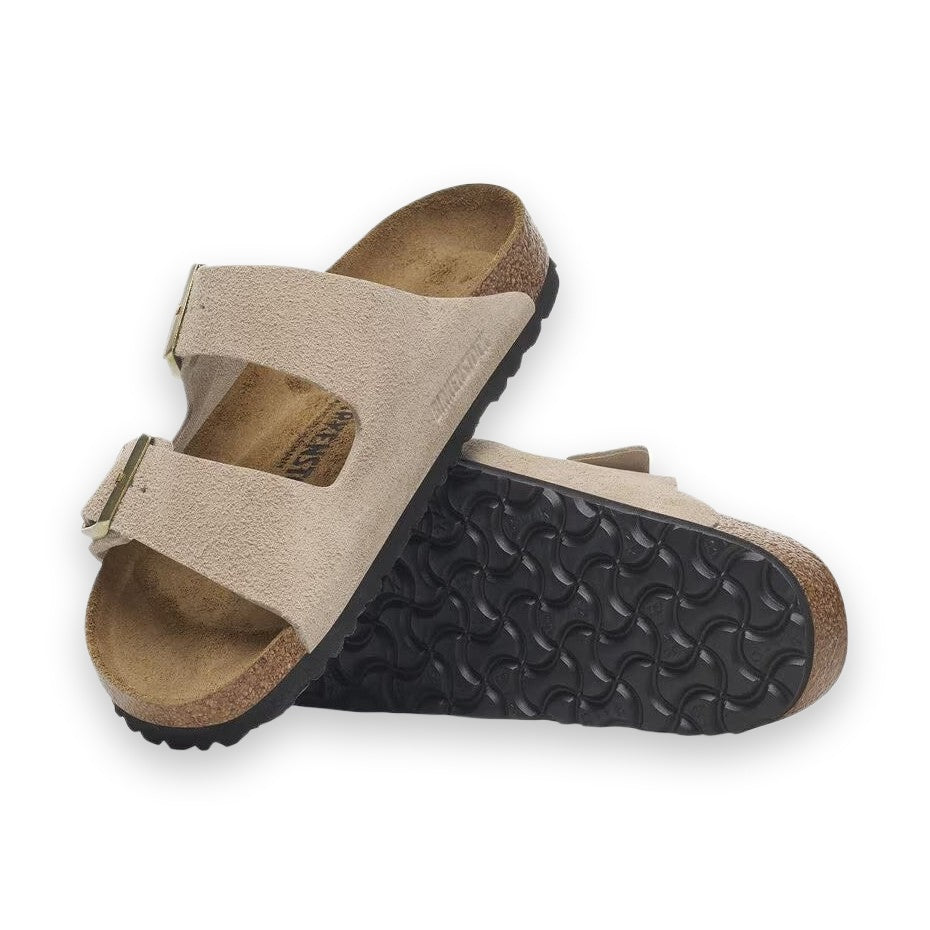 Dettaglio fibbia ad ardiglione coordinata Birkenstock Arizona donna scamosciata