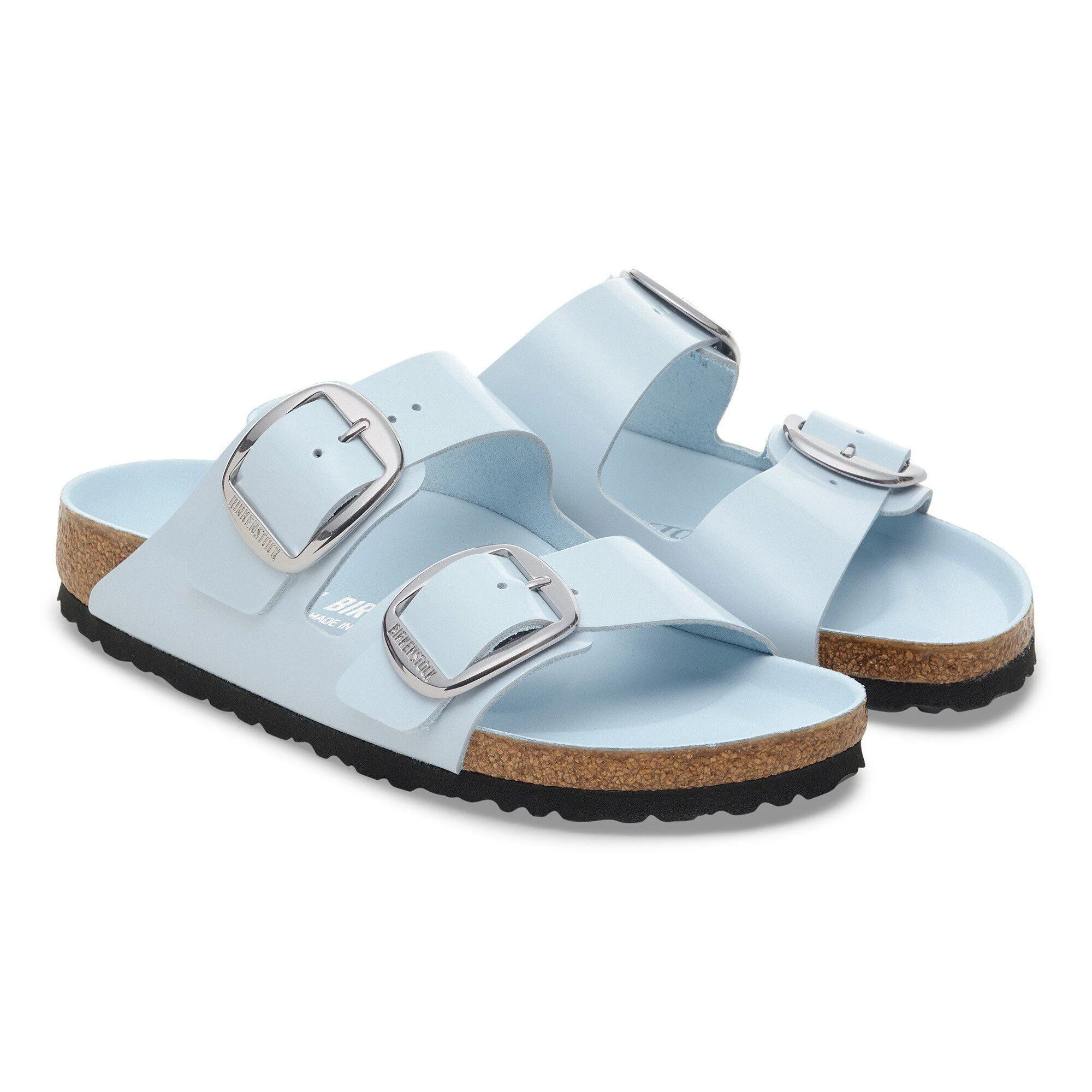 Vista laterale che mostra il plantare anatomico interamente rivestito in morbida pelle liscia dei sandali Birkenstock Arizona Big Buckle.
