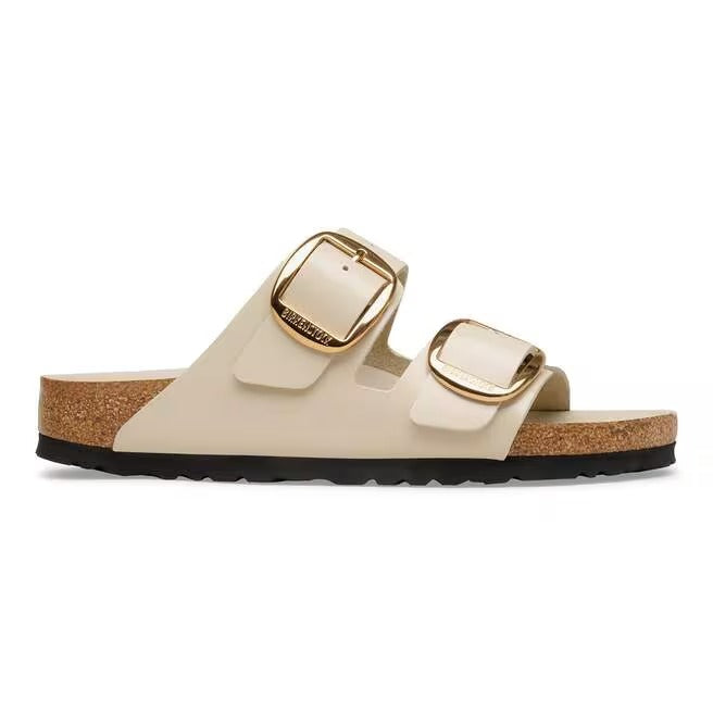 Sfondo bianco con sandalo Birkenstock Arizona Big Buckle in pelle verniciata.