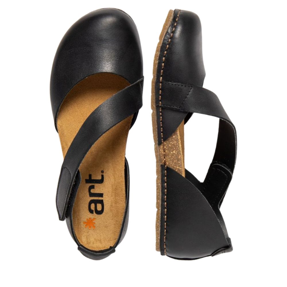 Dettaglio della tomaia avvolgente del sandalo Art Creta 0384.