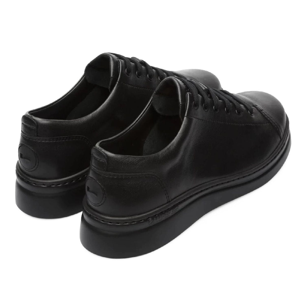 Particolare della pelle pieno fiore con finiture artigianali Camper.