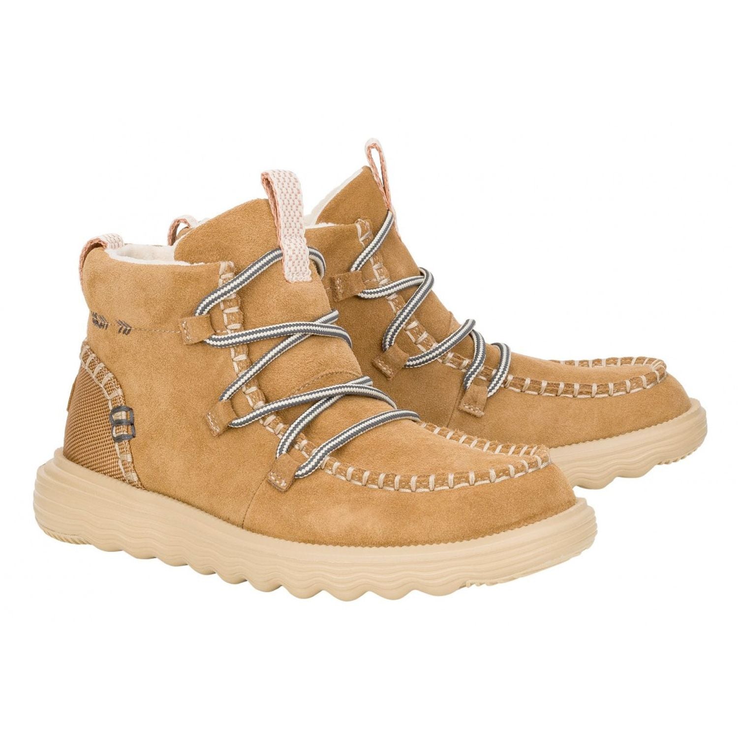 Dettaglio della texture del suede premium e dei lacci elastici Easy-On.