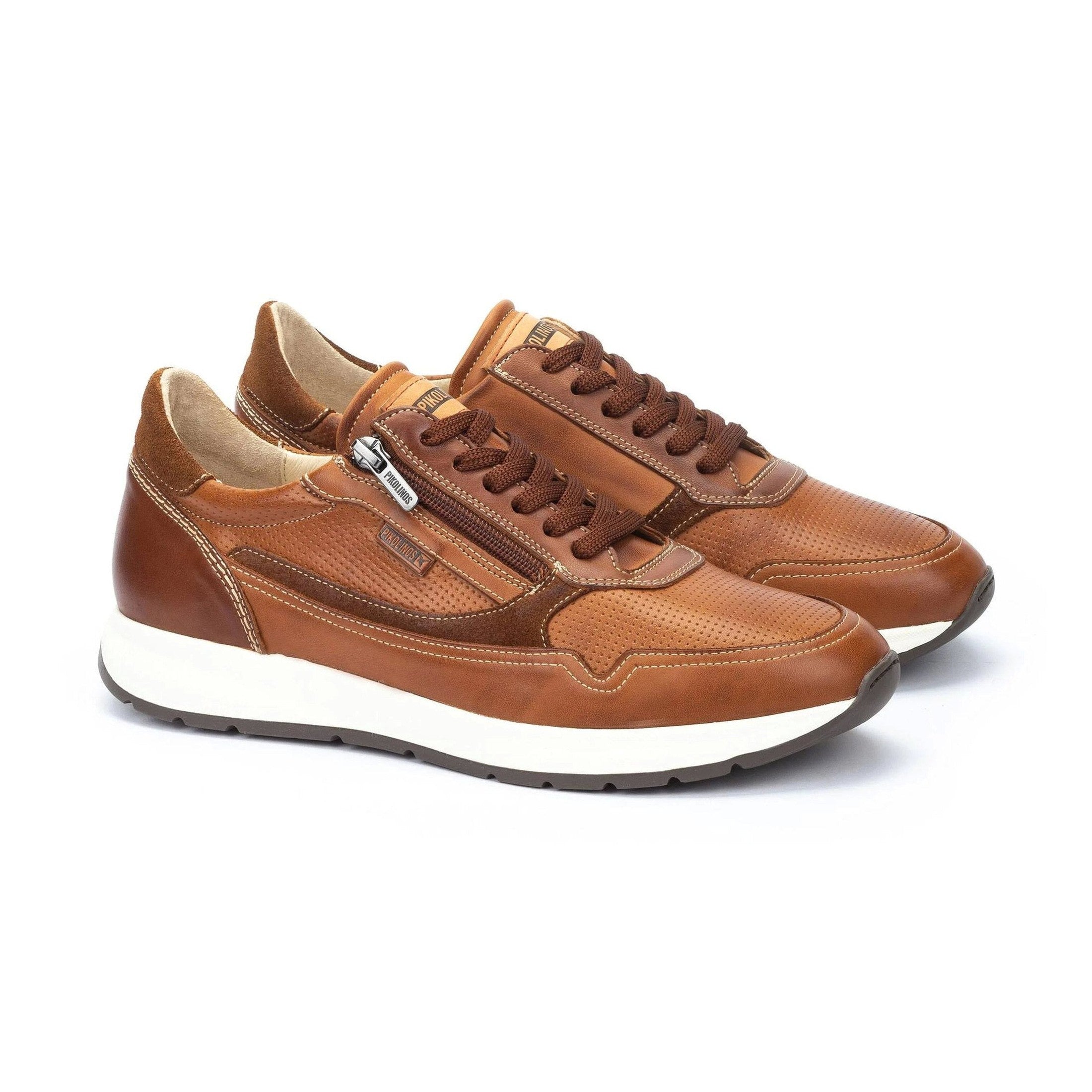 Dettaglio dei lacci e delle traforature della sneaker Pikolinos Getafe.