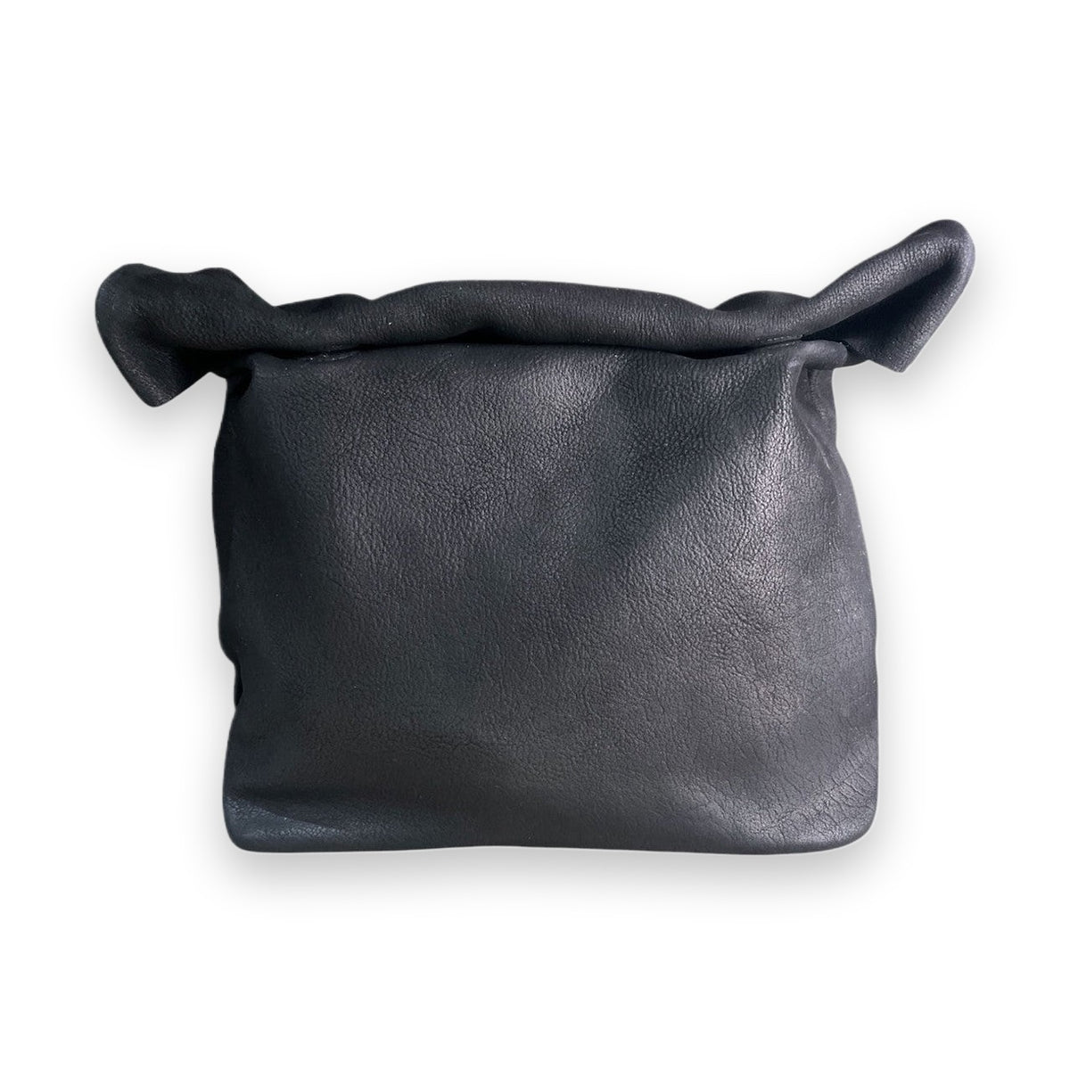 Borsa A.S.98 Kian – dettaglio placchetta metallica con logo A.S.98 in argento brunito