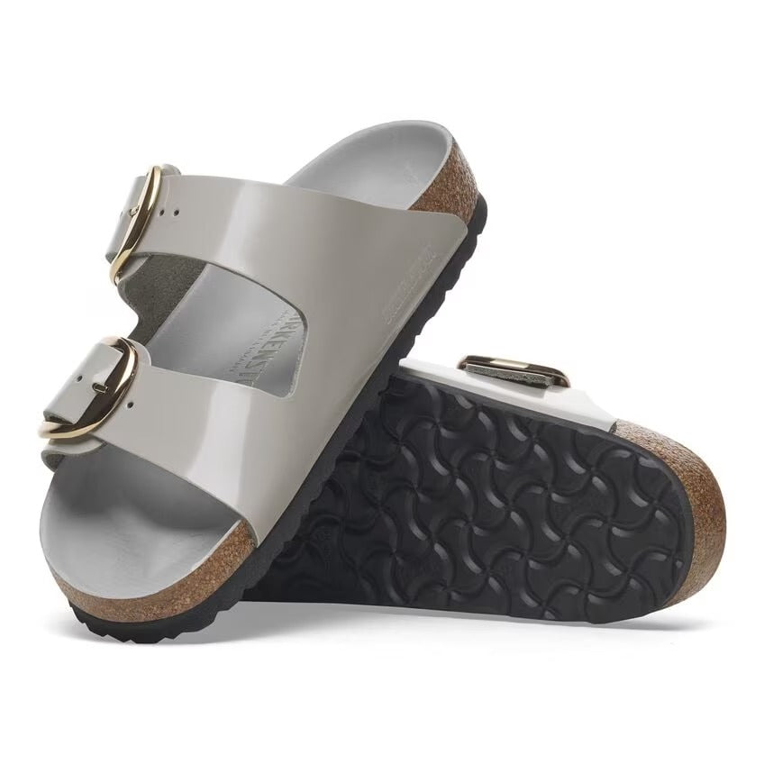 Particolare della pelle naturale verniciata dei sandali Birkenstock Arizona Big Buckle.