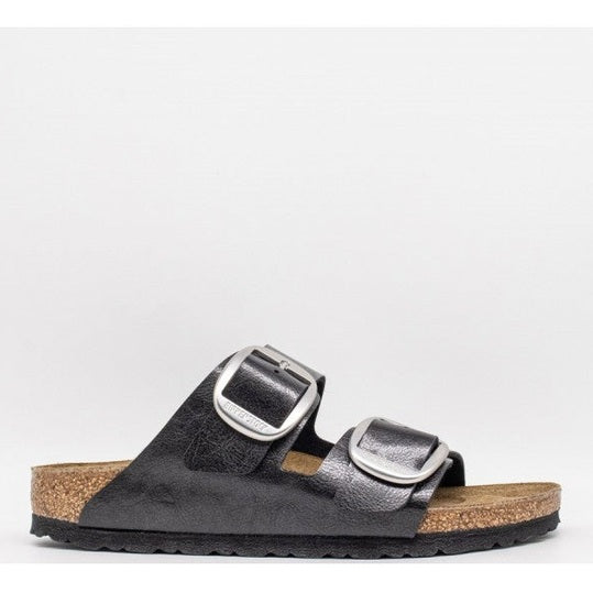 Sandalo Arizona Big Buckle appoggiato lateralmente per mostrare il design moderno.