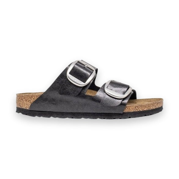 Sandalo Arizona Big Buckle appoggiato lateralmente per mostrare il design moderno.