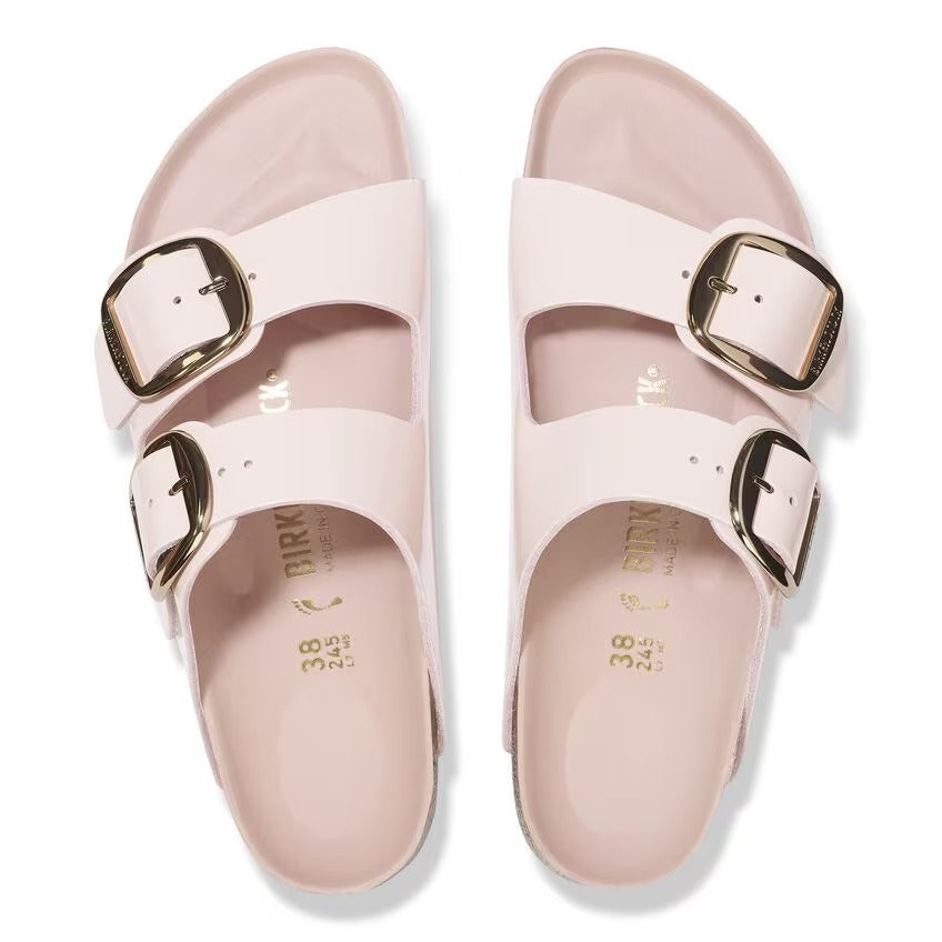 Calzata premium dei sandali Birkenstock Arizona Big Buckle con sottopiede in pelle coordinata.