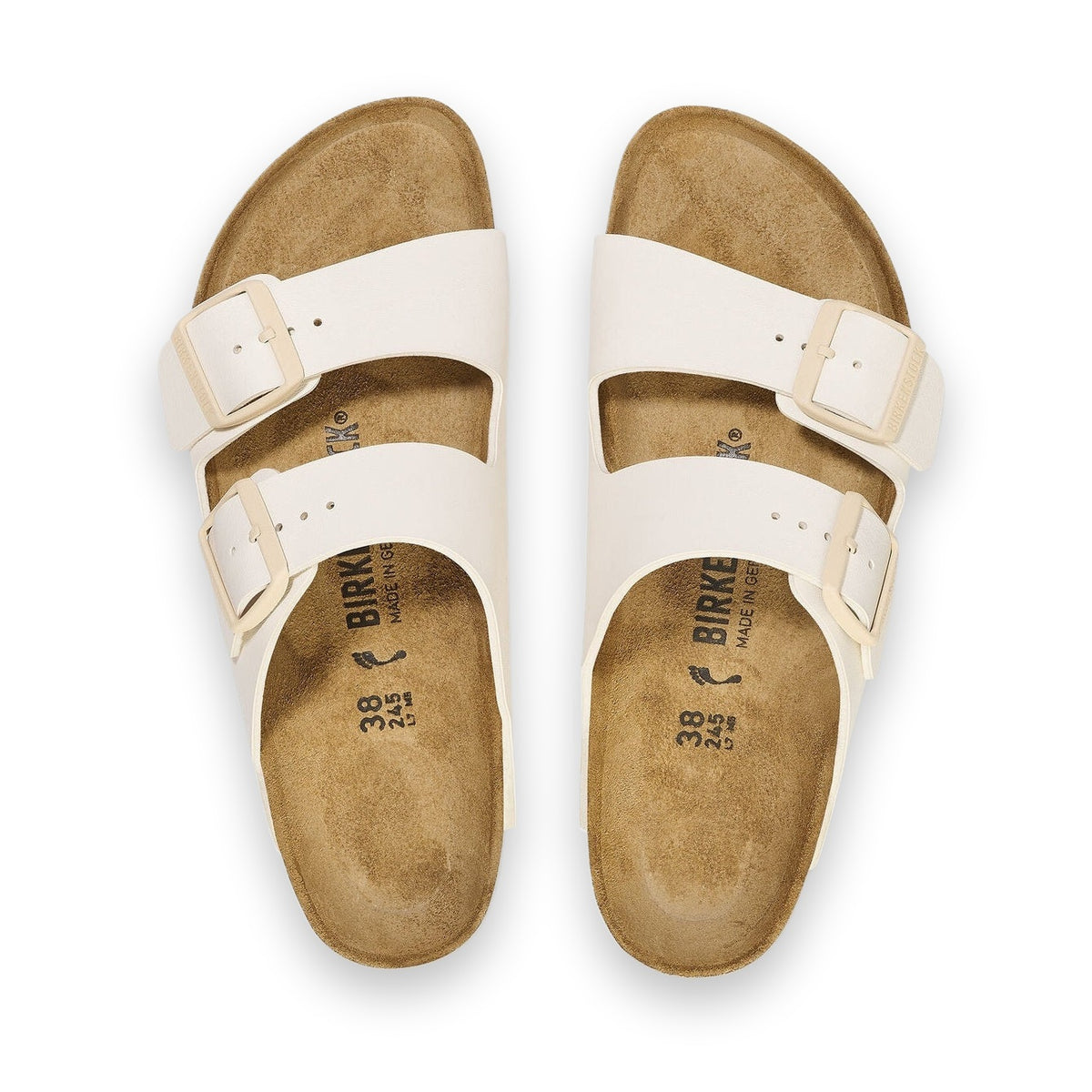 Inquadratura delle doppie fibbie metalliche anallergiche regolabili dei sandali Birkenstock Arizona Donna in Birko-Flor.