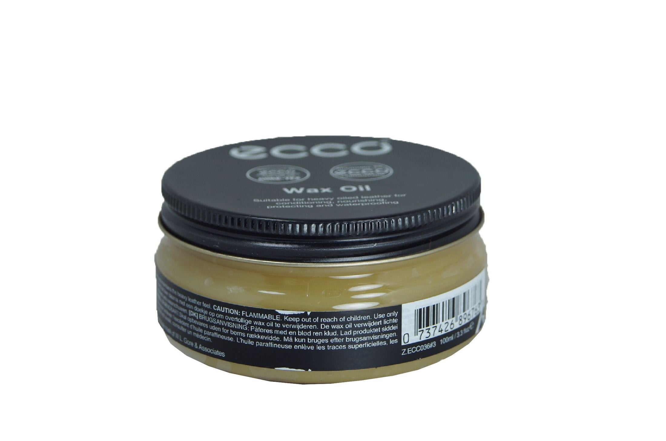 Dettaglio dell'applicazione della crema nutriente su uno stivale in pelle grassa.