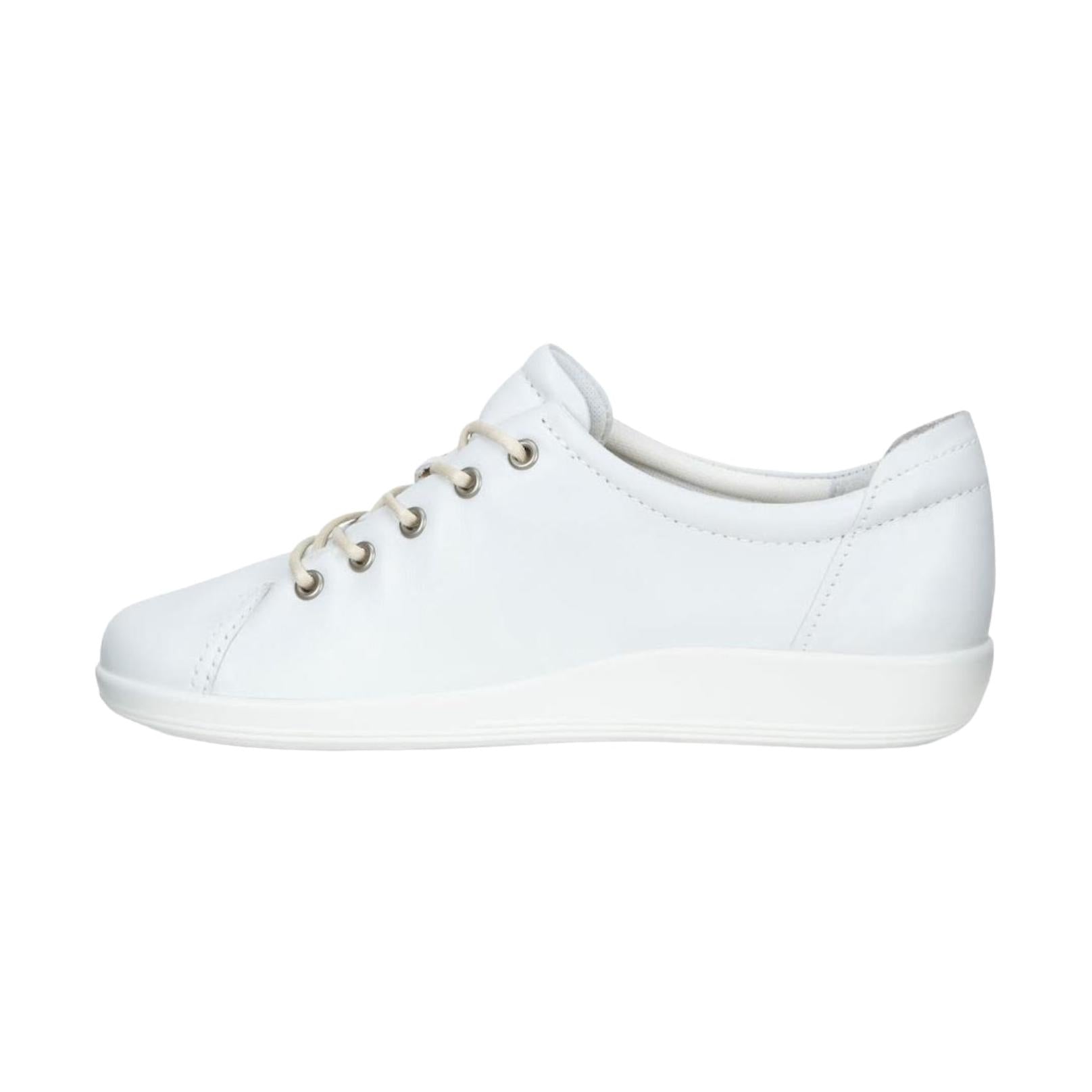 Profilo laterale della sneaker che mostra la suola piatta e leggera.