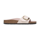 Dettaglio maxi fibbia regolabile con logo Birkenstock Madrid Big Buckle pelle verniciata