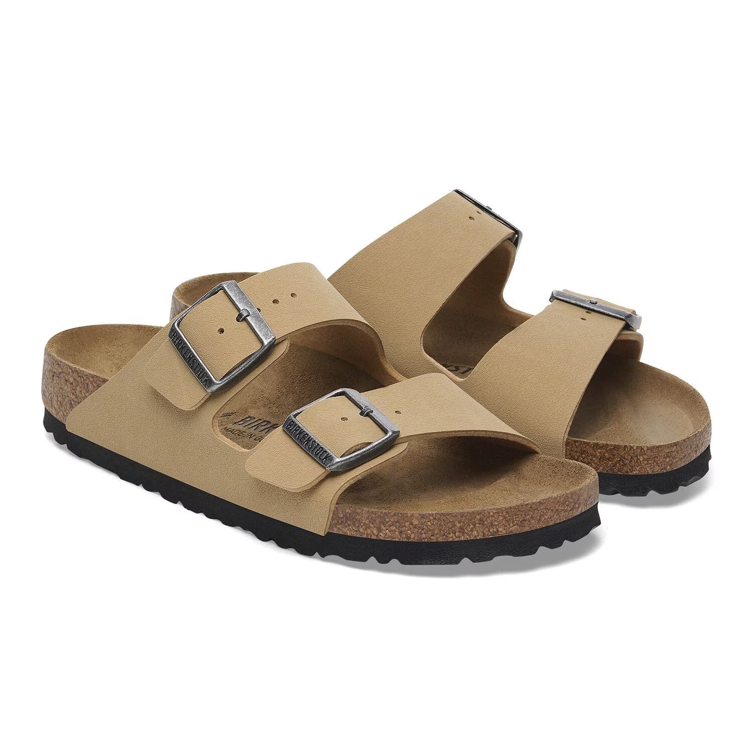 Inquadratura macro del logo Birkenstock inciso sulla tomaia in Birko-Flor dei sandali Arizona Donna.