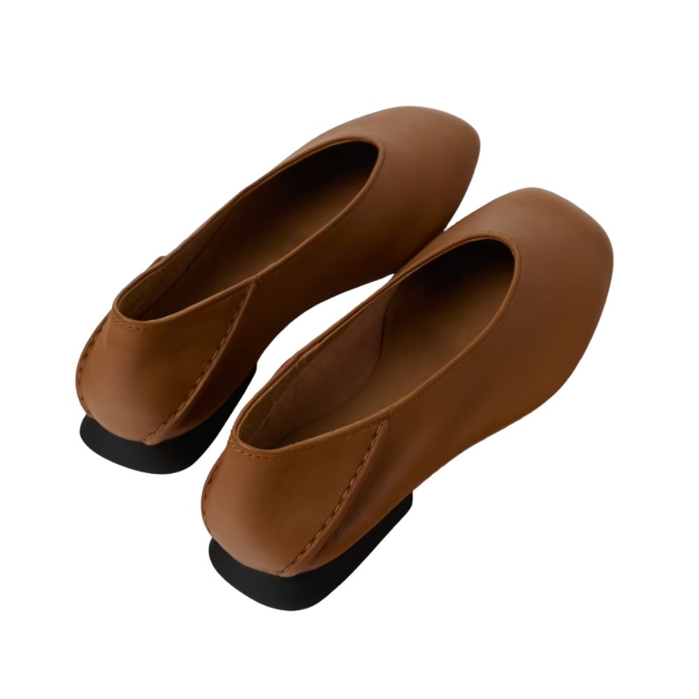 Dettaglio del tallone con rinforzo interno e rifinitura artigianale della pelle.