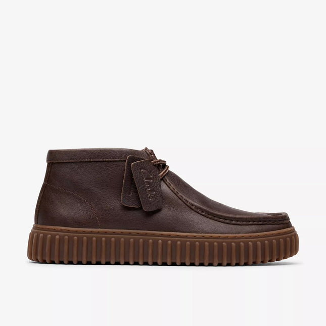 Clarks Torhill Hi uomo sneakers in nabuk marrone vista laterale con suola scanalata