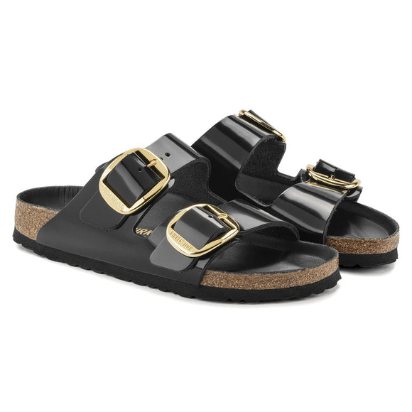Dettaglio delle fibbie Big Buckle regolabili su sandalo Birkenstock Arizona in pelle lucida.