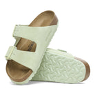 Fibbie metalliche in colore coordinato sandalo Birkenstock Arizona donna scamosciata