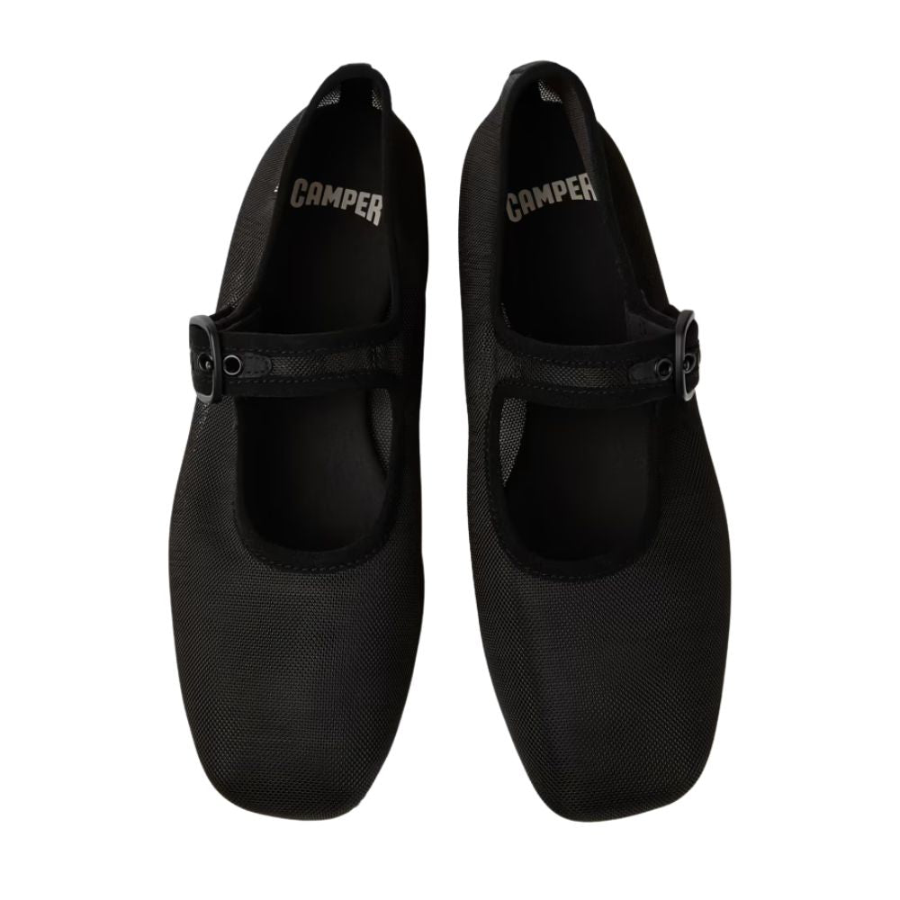 Profilo laterale della calzatura che mostra la suola piatta e flessibile.