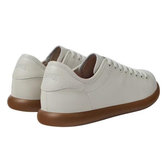 Dettaglio della suola in gomma con l'iconico design a sfere Pelotas.