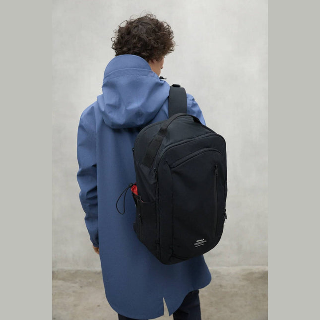 Zaino Ecoalf Oslo sostenibile in ripstop riciclato vista frontale con tasche organizzate e design resistente