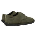 Dettaglio dei lacci regolabili e della finitura della pelle pieno fiore.