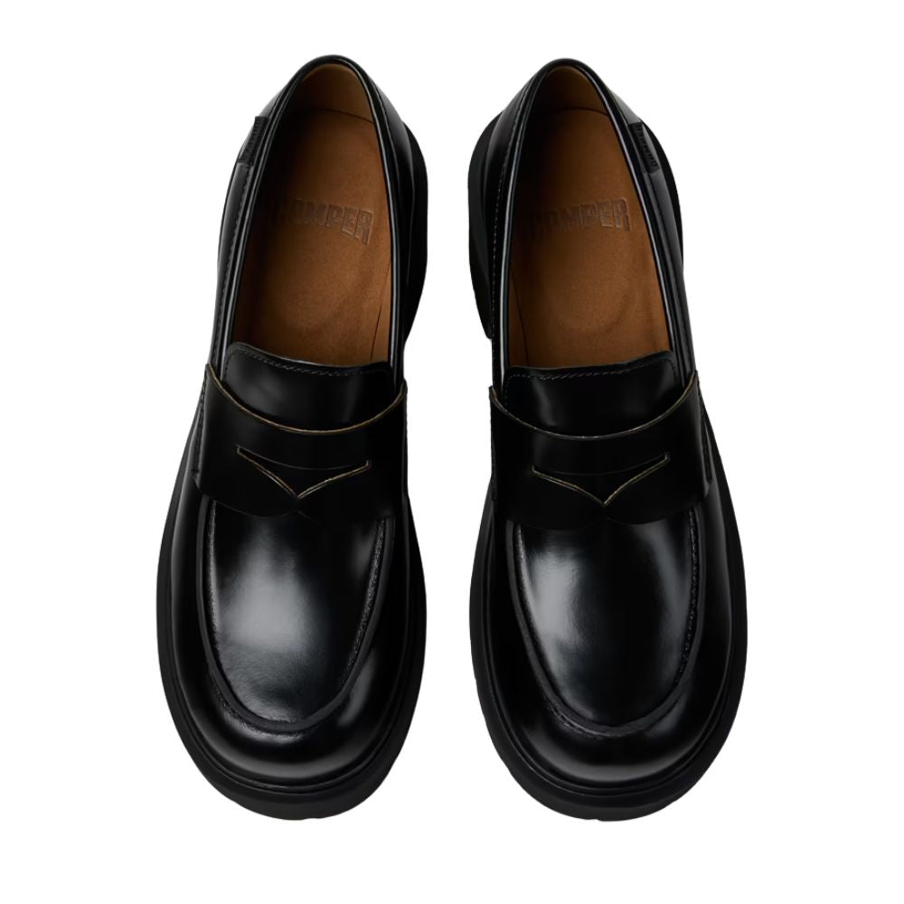 Vista superiore del mocassino che evidenzia la punta arrotondata e pulita.