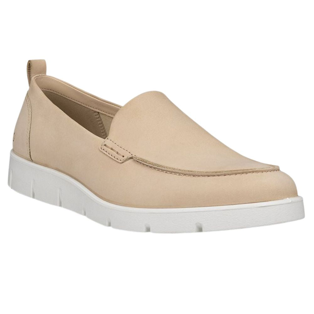 Dettaglio della calzata slip-on e della finitura della pelle sulla ECCO Bella W Summer Loafer.