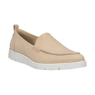 Dettaglio della calzata slip-on e della finitura della pelle sulla ECCO Bella W Summer Loafer.