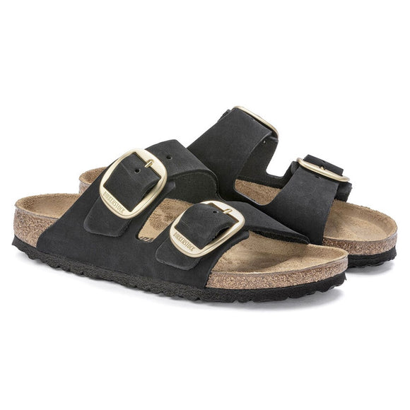 Dettaglio delle fibbie metalliche Big Buckle su sandalo Birkenstock Arizona in pelle nubuck.
