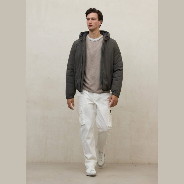 Ecoalf Cartes Giacca Uomo Sostenibile modello di profilo con mani nelle tasche laterali zip