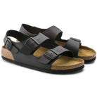 Tre fibbie metalliche regolabili individualmente su sandalo Birkenstock Milano