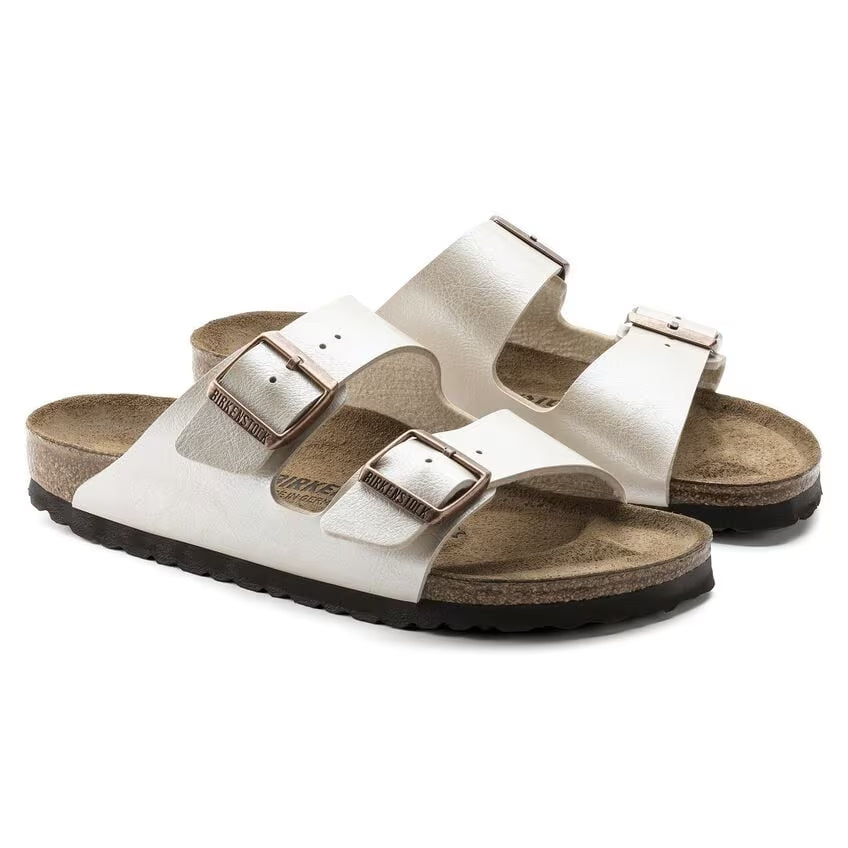 Particolare della struttura multistrato del plantare Birkenstock Arizona Donna in sughero e lattice naturale.